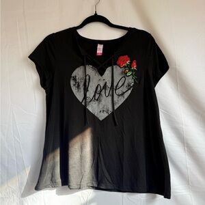 No Boundaries “Love” Lace-Up Graphic Tee – Juniors L